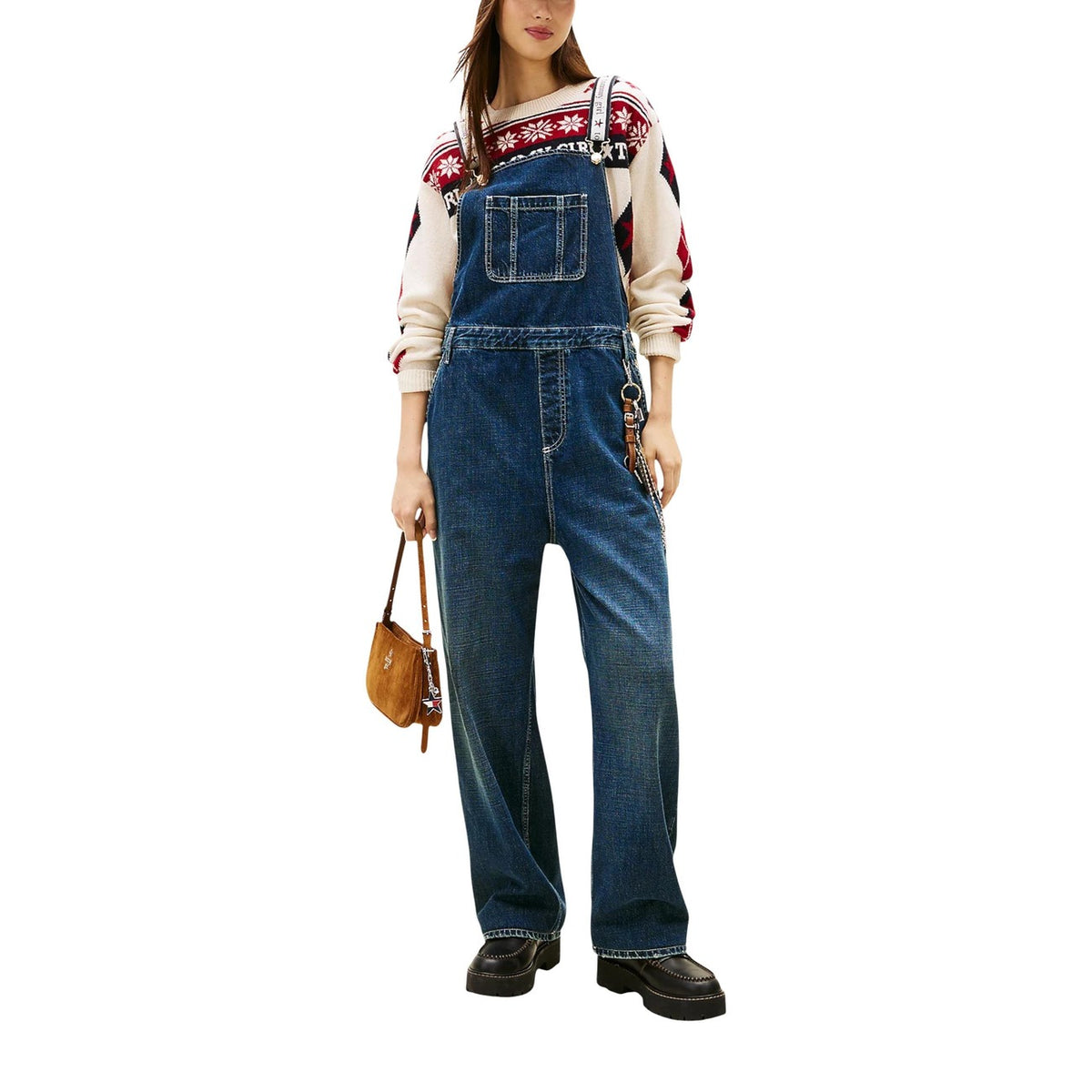 Salopette Tommy Girl; 100% cotone 12,9 oz. Relaxed fit, bretelle elastiche logate, effetto vissuto. Denim rigido con stella ricamata e tasche multiuso. Capo iconico gender inclusive.