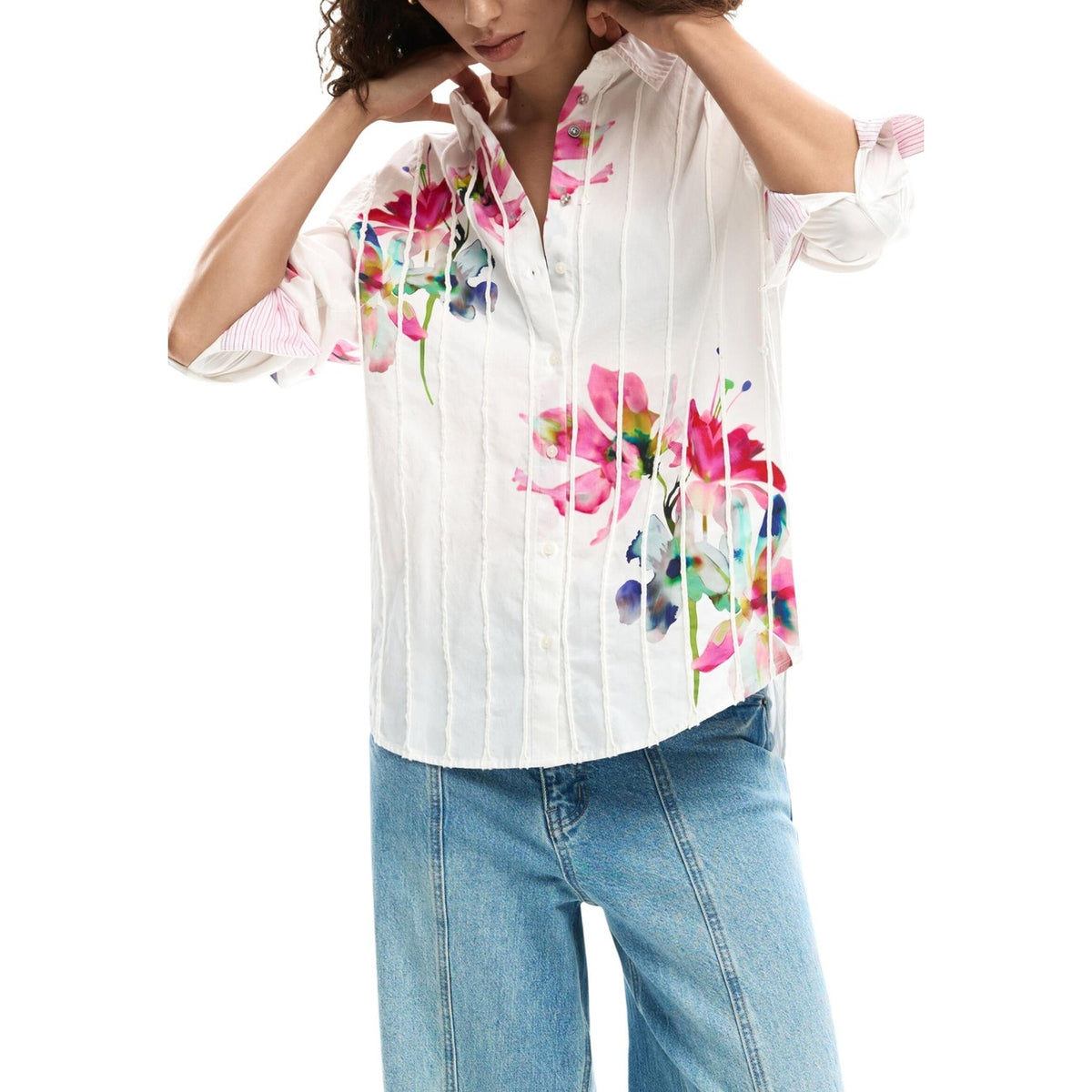 La camicia da donna Desigual CAM_COLLEGE 26SWCW11 a maniche lunghe è realizzata in 100% cotone