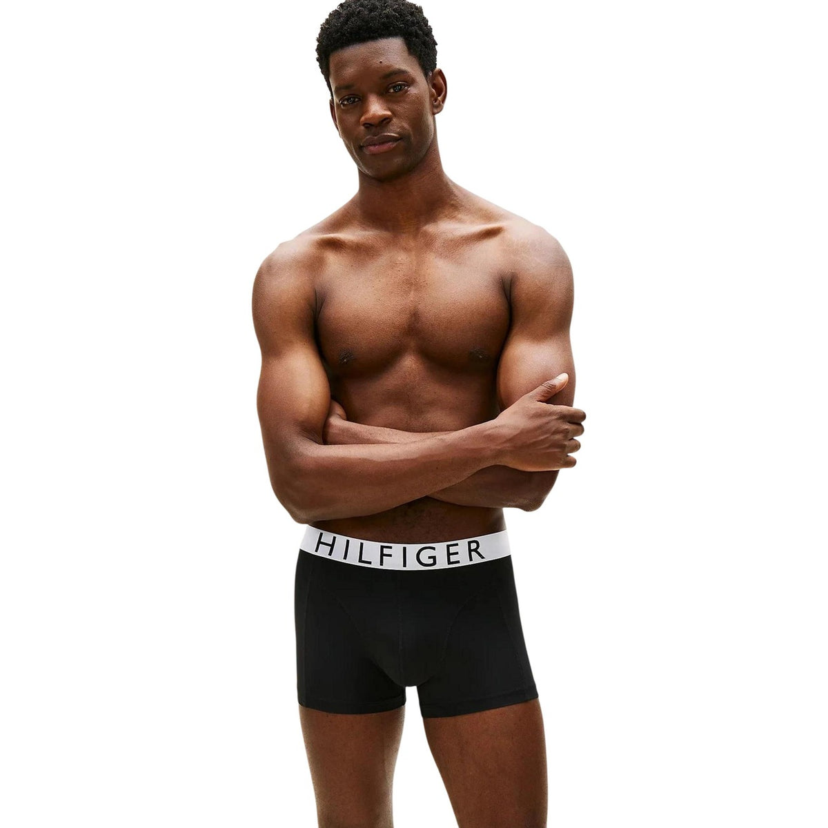 Pack 3 Boxer Trunk Tommy Hilfiger; Nero. Tecnologia Cooling Tech, 88% Nylon Riciclato, 12% Elastam. Ultra-elastici, traspiranti e sostenibili. Iconica fascia logata, ideale per sport e quotidiano. Vista frontale