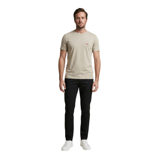 Dettaglio t-shirt Calvin Klein Jeans uomo beige con logo stampato e vestibilità regular indossato da modello figura intera