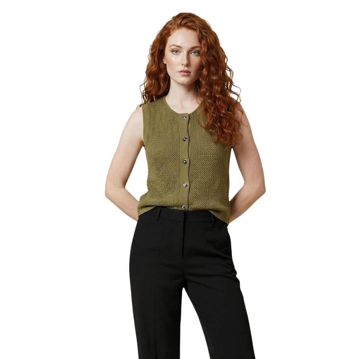 Gilet JDY Martha; 100% cotone, maglia a trama grossa, bottoni a contrasto. Scollo tondo, senza maniche, design versatile e traspirante. Perfetto per outfit a strati primaverili. Colore verde
