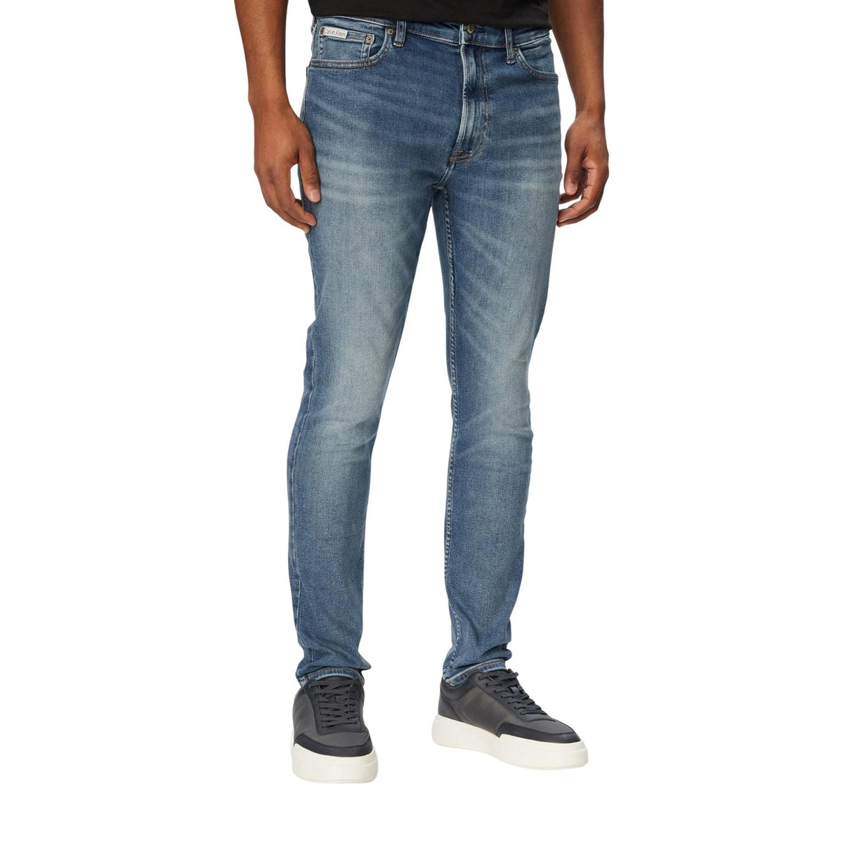 Jeans Skinny Blu Calvin Klein; Ultra Stretch. 8% Elastam per massimo comfort. Taglio 5 tasche, patch in pelle, chiusura con zip. Vestibilità aderente, flessibile e resistente. Il denim tecnico che valorizza la figura. Frontale