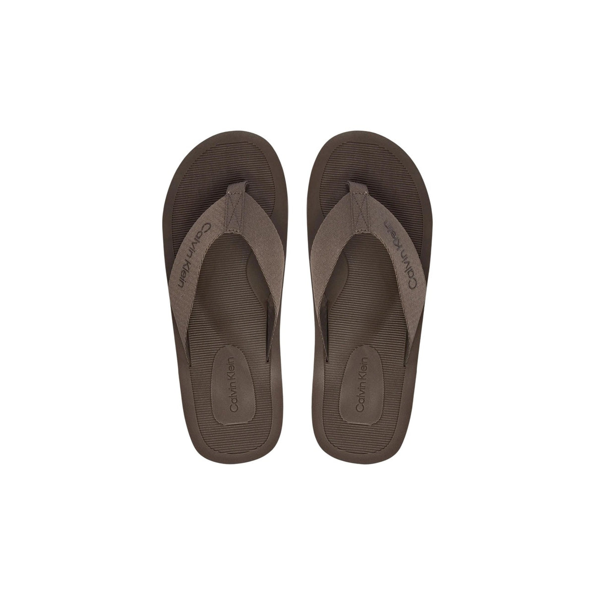 Infradito Calvin Klein HM0HM02106; 100% Poliestere. Doppia stampa logo, suola grip, fascia ampia. Ciabatte uomo mare e piscina, leggere e resistenti per la PE26. Colore marrone vista frontale