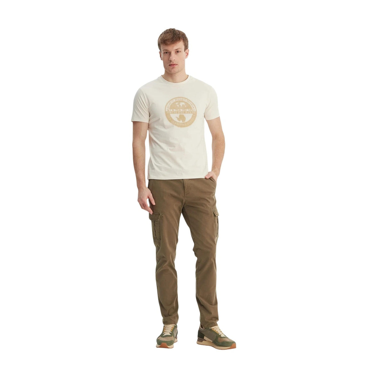 Napapijri S-Mahsa T-shirt; 100% cotone, stampa logo, regular fit. L'iconico capo Napapijri per uno stile distintivo e confortevole. Colore bianco vista frontale Figura intera