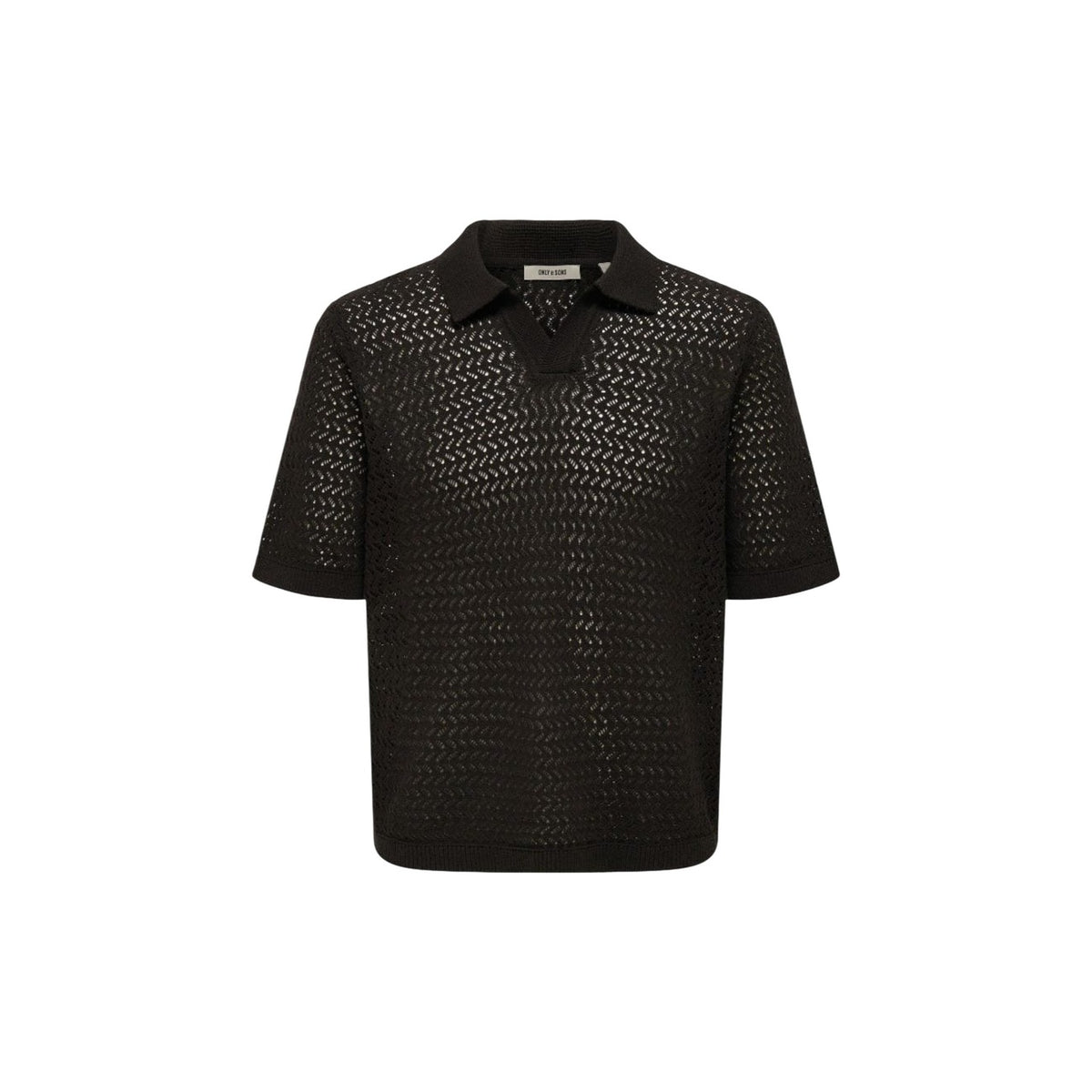 Only & Sons Polo Maglia Geometrica; design traforato, colletto coreana, scollo a V, 70% cotone riciclato. La polo estiva moderna, sostenibile e fresca. Colore nera. Vista frontale Stesa