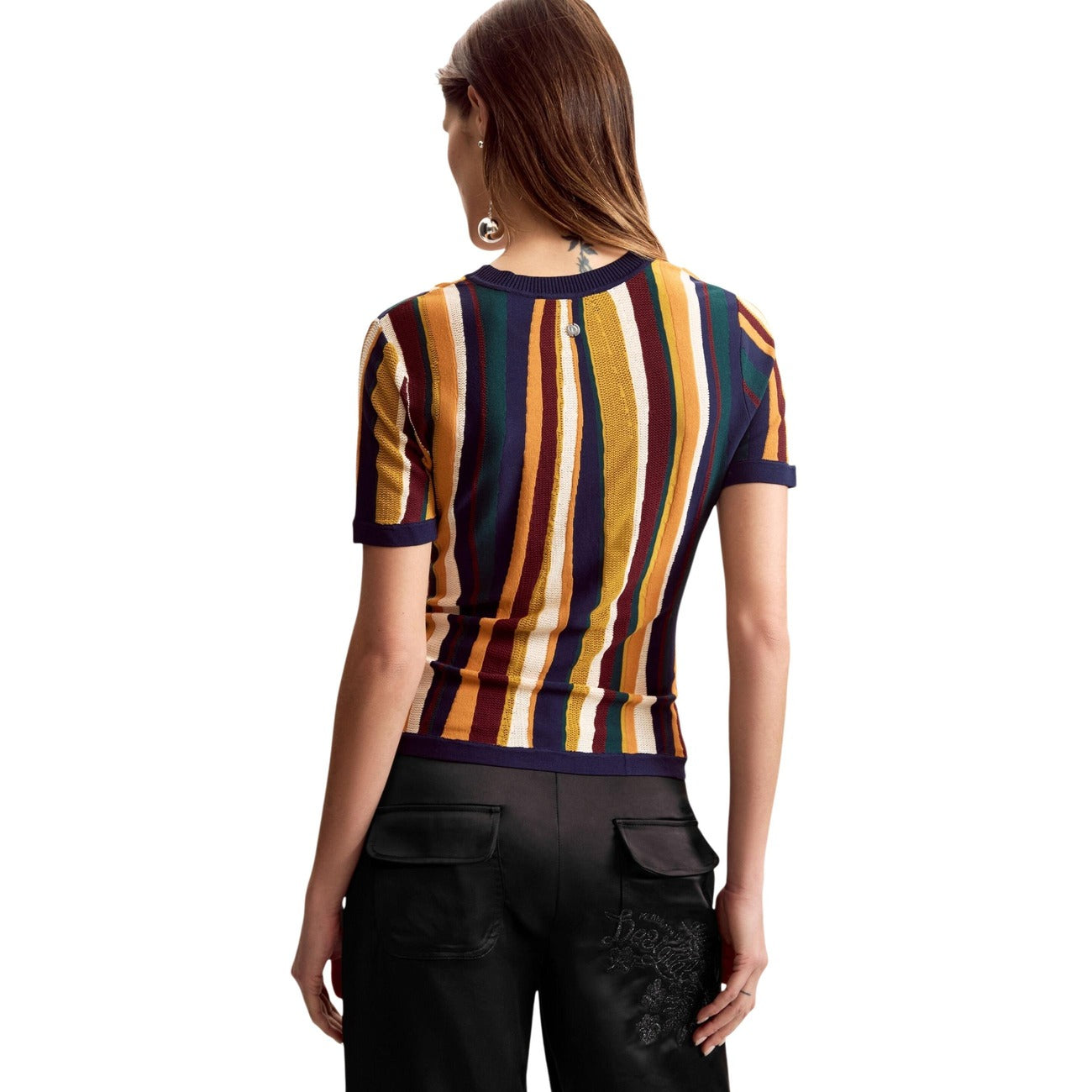 T-shirt a taglio regular, realizzata in jersey e con stampa a righe disegnata da Mr. Christian Lacroix. Maniche corte realizzata con materiali sostenibili. Vista posteriore indossata da modella
