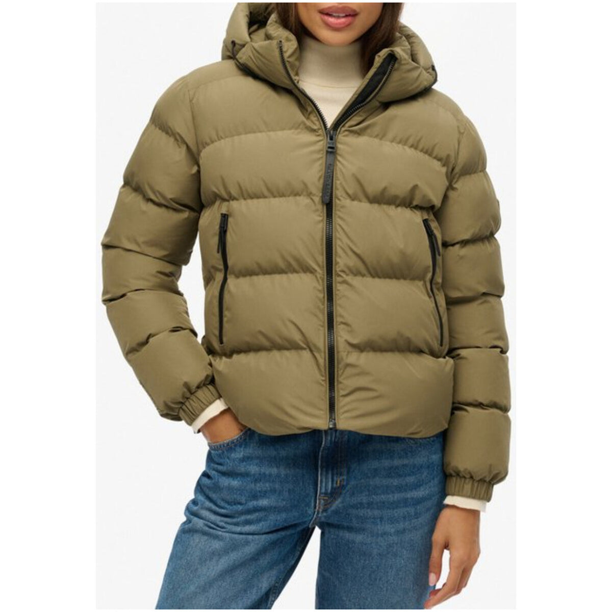 Giacca invernale Superdry verde con cappuccio regolabile e foderato in pile. Chiusura a zip integrale, tasche con cerniera e polsini con foro per il pollice. Tessuto tecnico resistente alla pioggia. Vista frontale