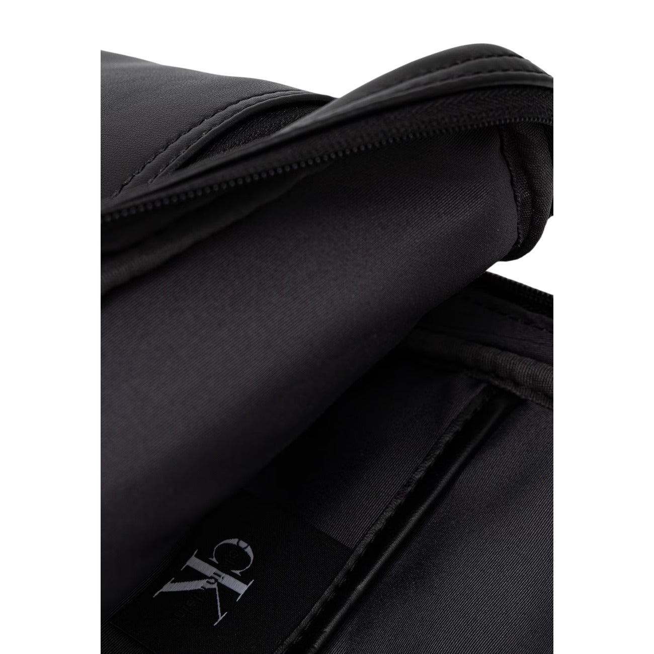 Borsa Monospalla Uomo Calvin Klein Sling; Nero. 100% Poliuretano, doppia tasca zippata, tracolla regolabile in nastro con lettering a contrasto. Dimensioni verticali (17x28 cm), stile casual-urban 4 stagioni. Vista interna