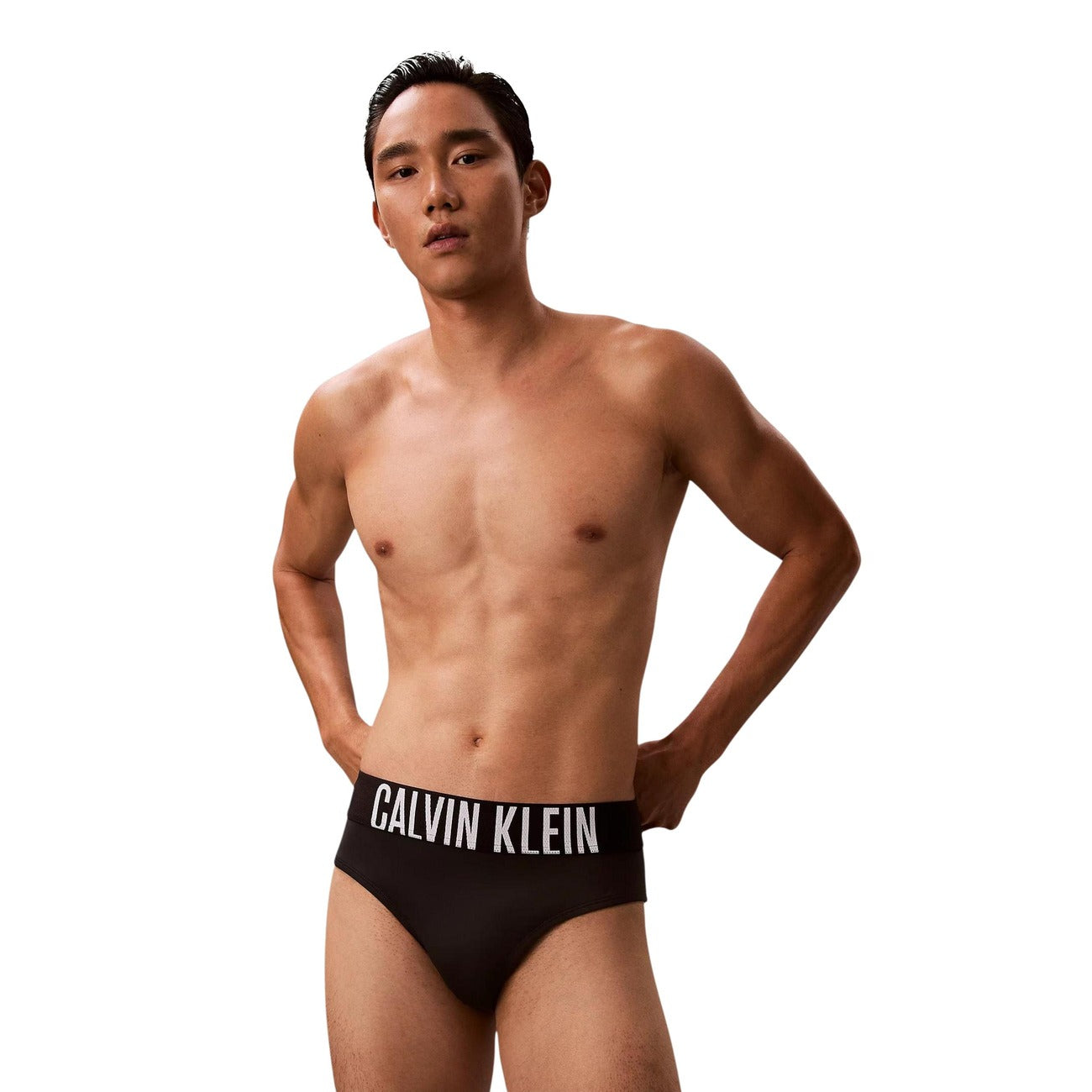 Slip Mare Calvin Klein Jeans; nero. 83% Polipropilene, 17% Elastam. Fascia elastica logata, tessuto tecnico ultra-light ad asciugatura rapida. Taglio ergonomico, stile minimal.