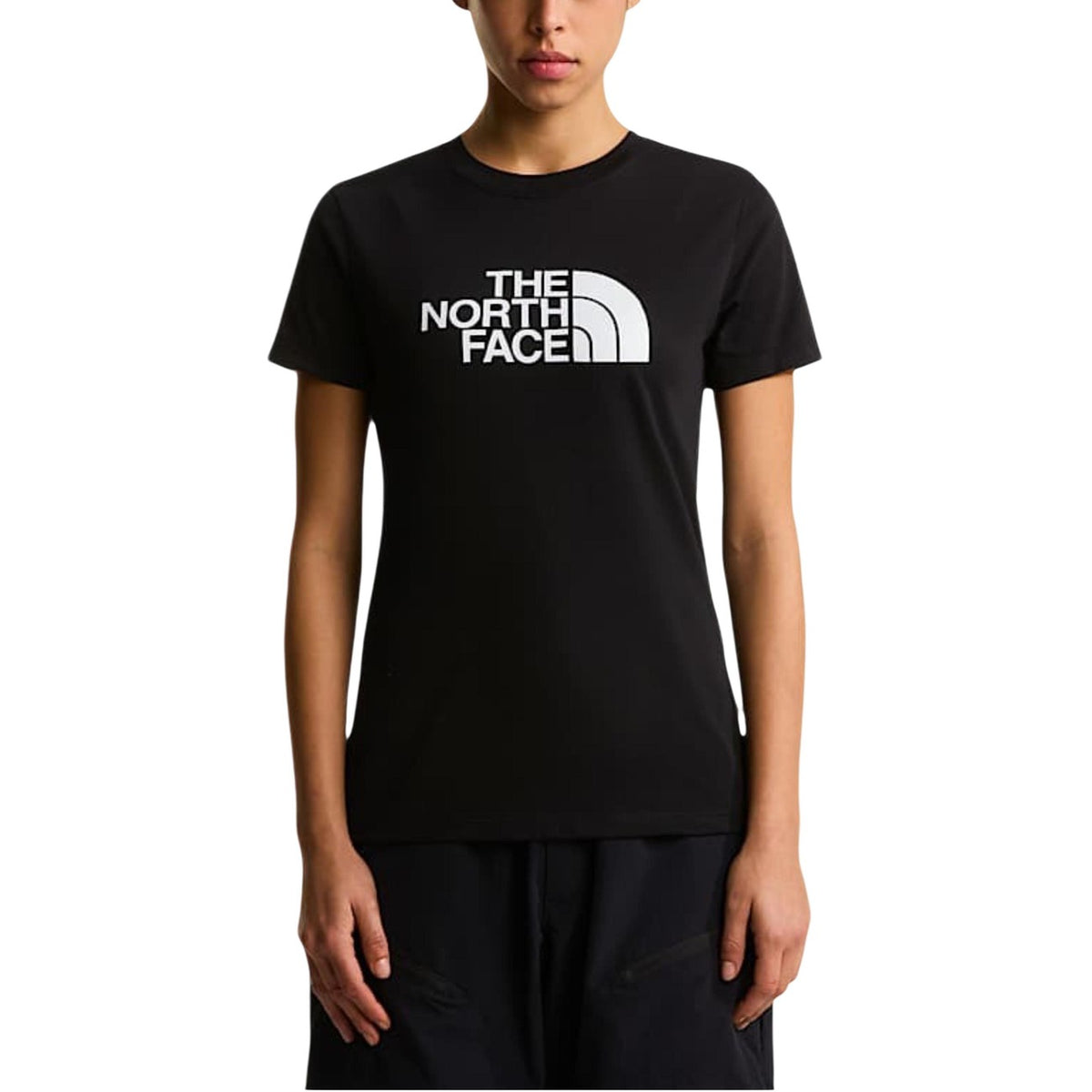 T-shirt The North Face donna nera con logo - vista frontale indossata da modello