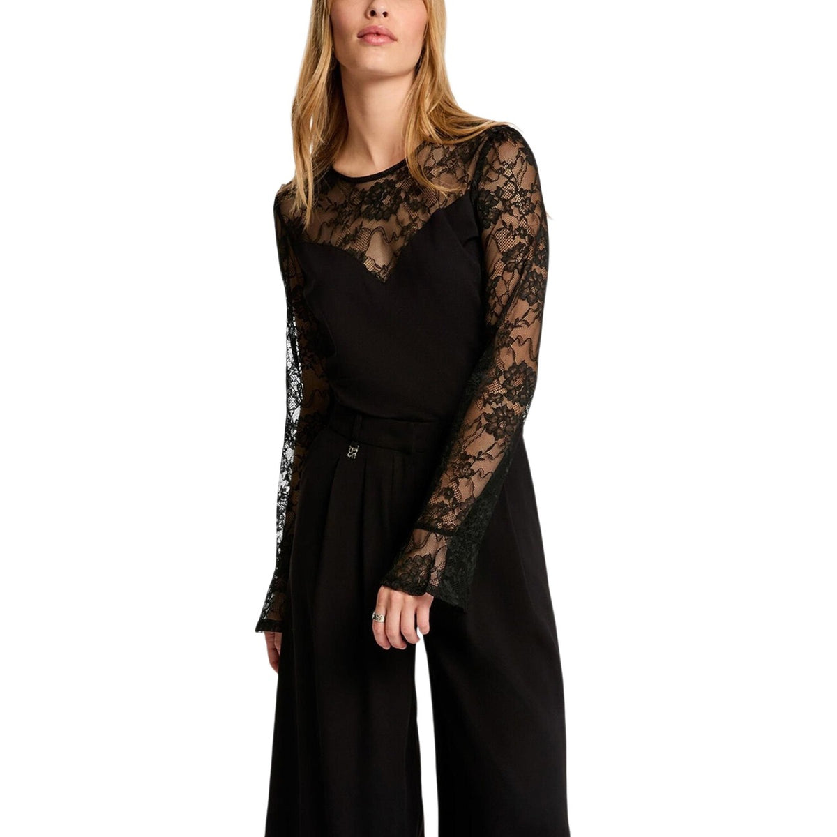 Blusa Morgan De Toi manica lunga donna nera con bottone scollo tondo 63% viscosa 30% poliammide 6% elastan - vista frontale indossata da modello