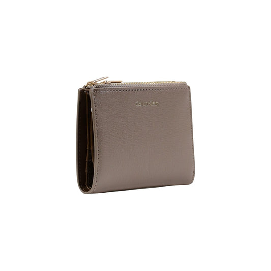 Calvin Klein Foil Logo Dbl Zip Wallet; beige, 100% poliuretano, doppia zip, logo in rilievo. Il portafoglio medio spazioso e moderno per la donna dinamica. Vista frontale laterale