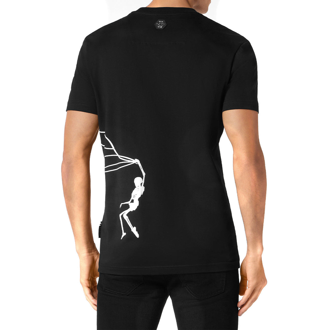 T-shirt Philipp Plein BO_1481; Nero, 100% Cotone. Grafica graffiti bombing, patch logo in pelle Saffiano, vestibilità regular. Eccellenza artigianale Made in Italy. Vista posteriore