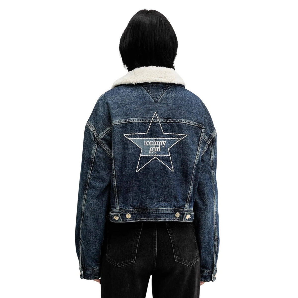 Giacca Trucker Tommy Girl; Denim 12,9 oz Imbottito. Colletto sherpa staccabile, fit oversize, 100% cotone. Giubbotto jeans donna caldo e iconico Vista posteriore