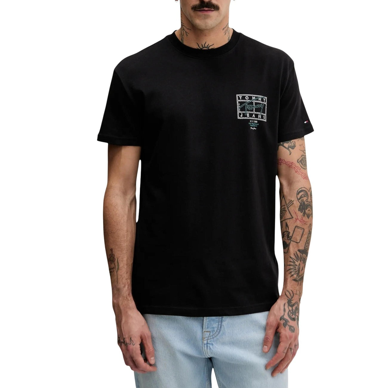 T-shirt Tommy Jeans Spray; 100% Cotone. Logo firma effetto spray (fronte/retro), vestibilità regular, branding ricamato sulla manica. Maglia uomo fresca e traspirante dal design urban-art. Colore nero vista frontale