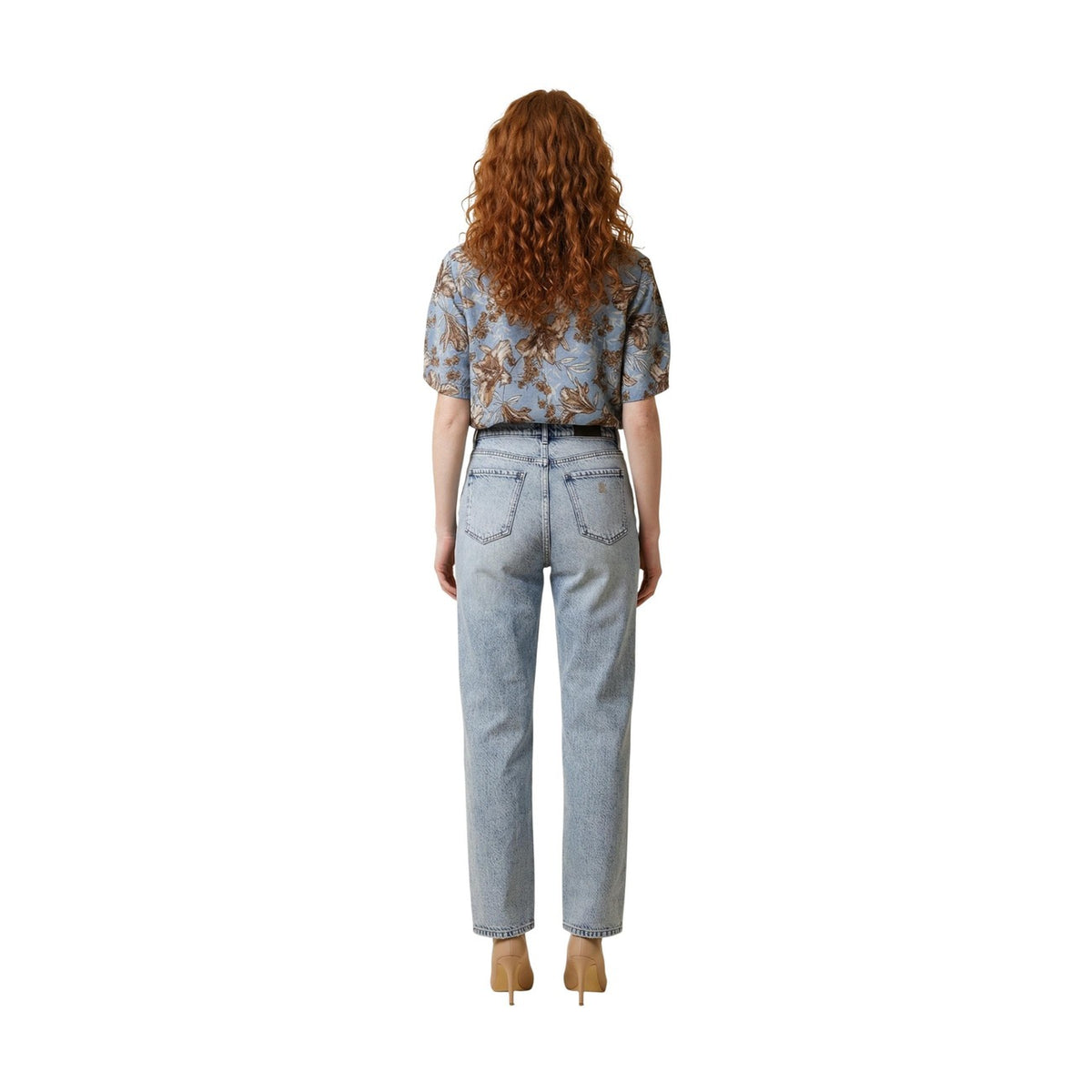 Liu Jo Maglia Floreale WA6422; viscosa pregiata, maniche corte, motivo a fiori in rilievo. Capo versatile per look primavera-estate raffinati. Vista posteriore figura intera