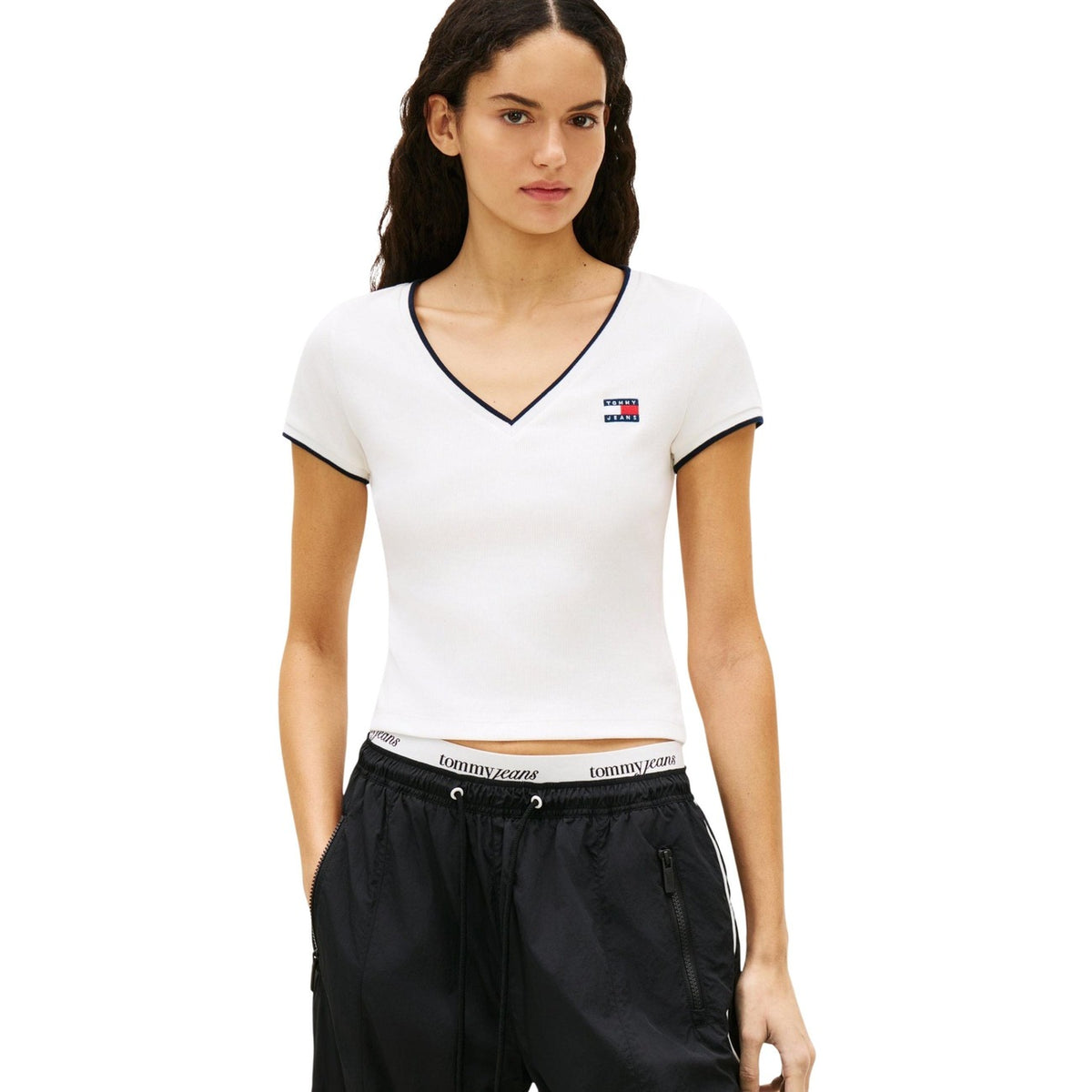 Tommy Jeans DW0DW22275; Top in cotone organico, scollo a V, maniche corte. Il basic sostenibile ed elegante per la stagione Primavera/Estate. Colore bianco. Vista frontale
