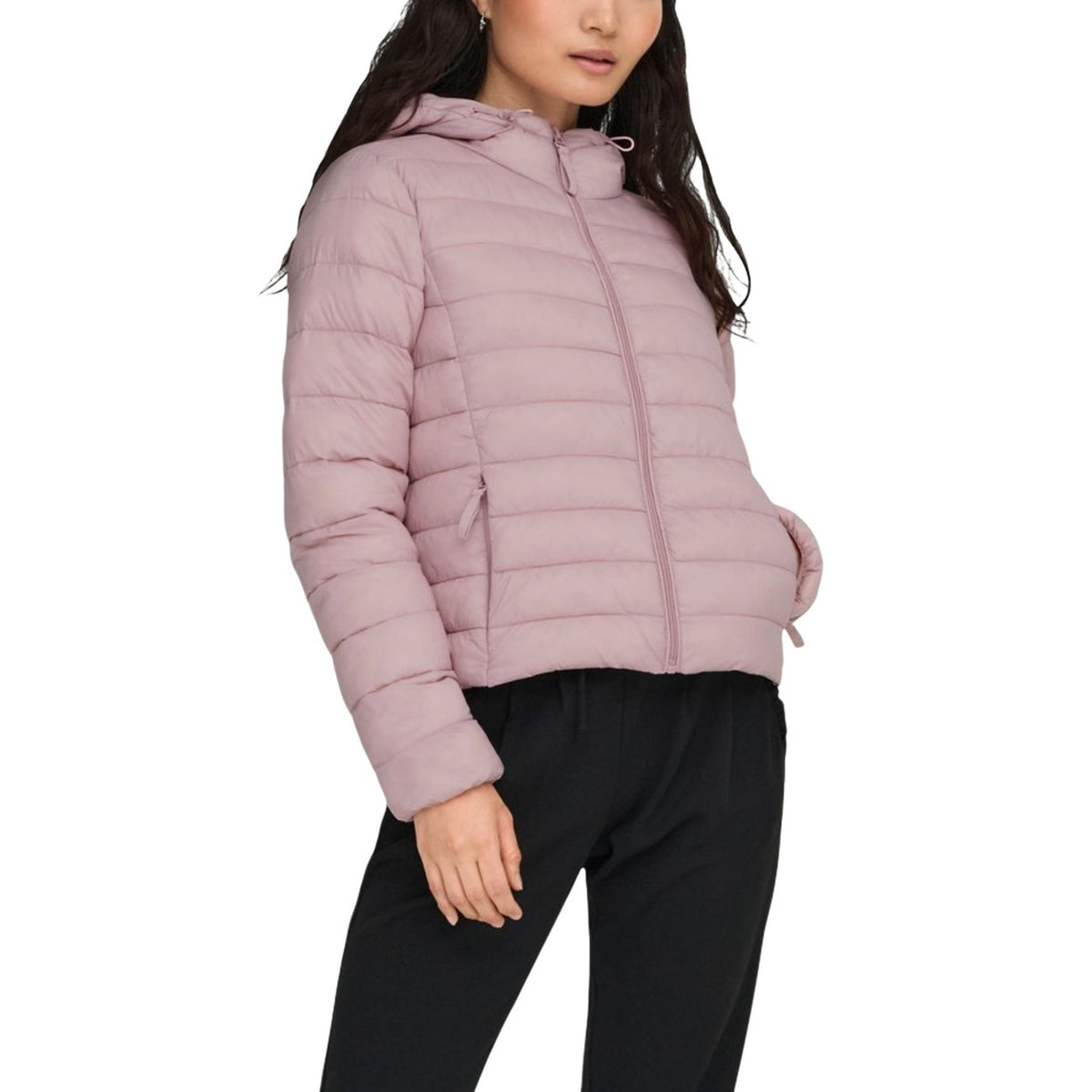 Only Giubbotto rosa Quilted ONLTAHIA; piumino 100% nylon con cappuccio, design trapuntato a righe orizzontali e vestibilità leggera. Capo indispensabile per l'autunno e l'inverno. Vista frontale Indossato da modella