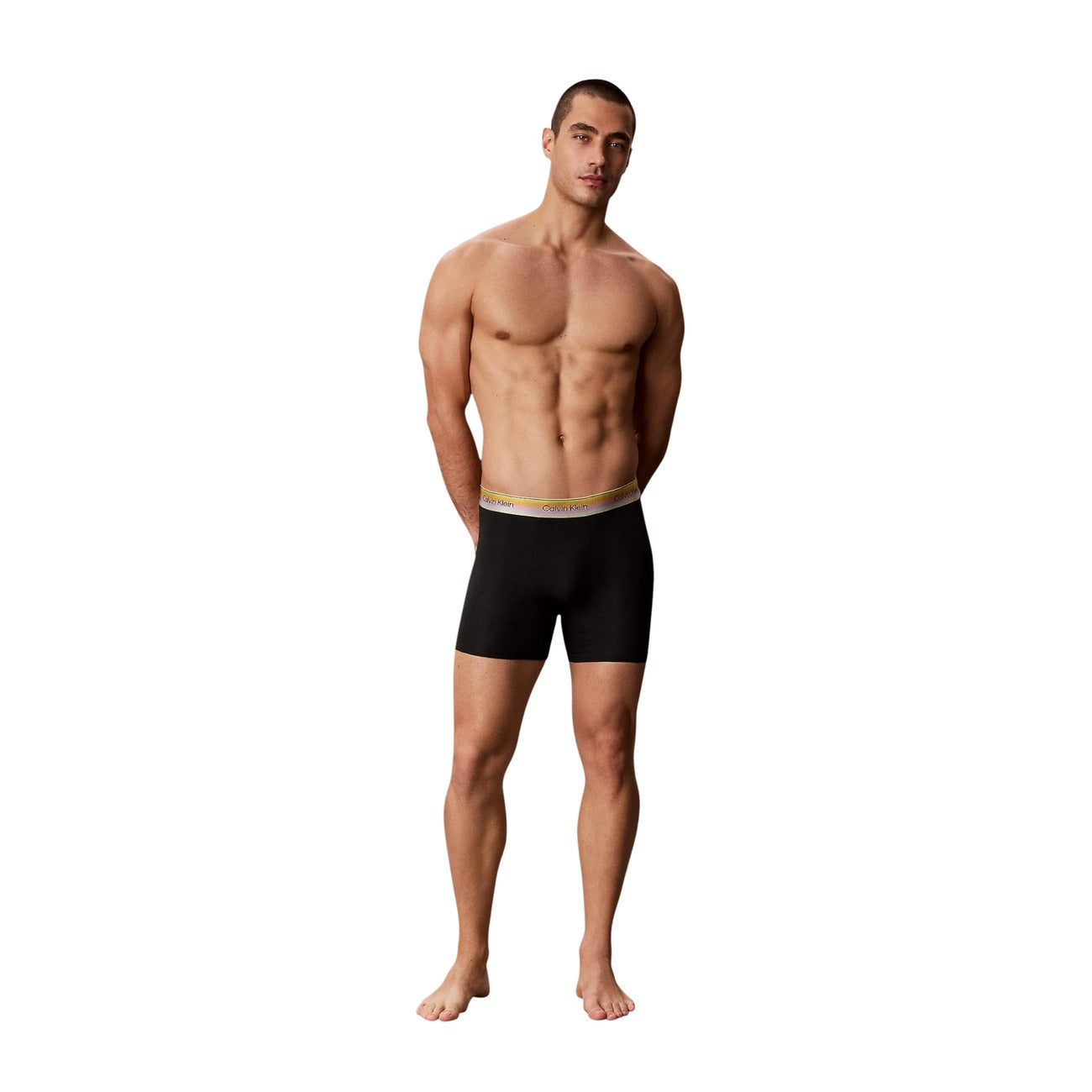 Boxer brief da uomo nero Calvin Klein Underwear, realizzato in cotone elasticizzato con una speciale fascia elastica in vita caratterizzata dal logo sfumato ispirato al Pride.