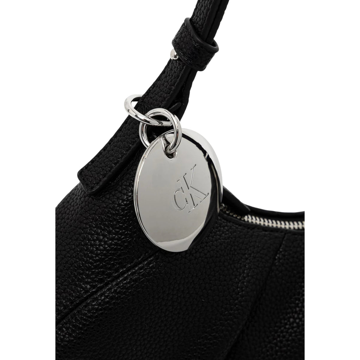 Borsa Piccola Donna Calvin Klein Engraved; Nero. 100% Poliuretano effetto martellato, forma a mezzaluna arricciata con zip, manico regolabile e charm metallico CK. Misure compatte (28x16 cm), stile minimal-chic. Dettaglio ciondolo logo