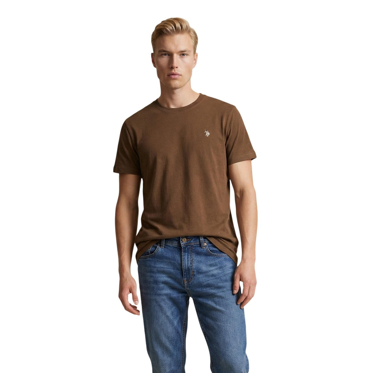 T-shirt U.S. Polo Assn. Mick-Basic; 100% cotone. Girocollo, maniche corte, logo ricamato. Maglia maschile naturale, traspirante e resistente. Colore marrone