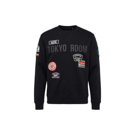Felpa nera uomo girocollo Replay M13LR .001.7242NW. Felpa in cotone garzato con maxi lettering frontale, toppe e applicazioni ricamate heritage Replay su petto e maniche.
