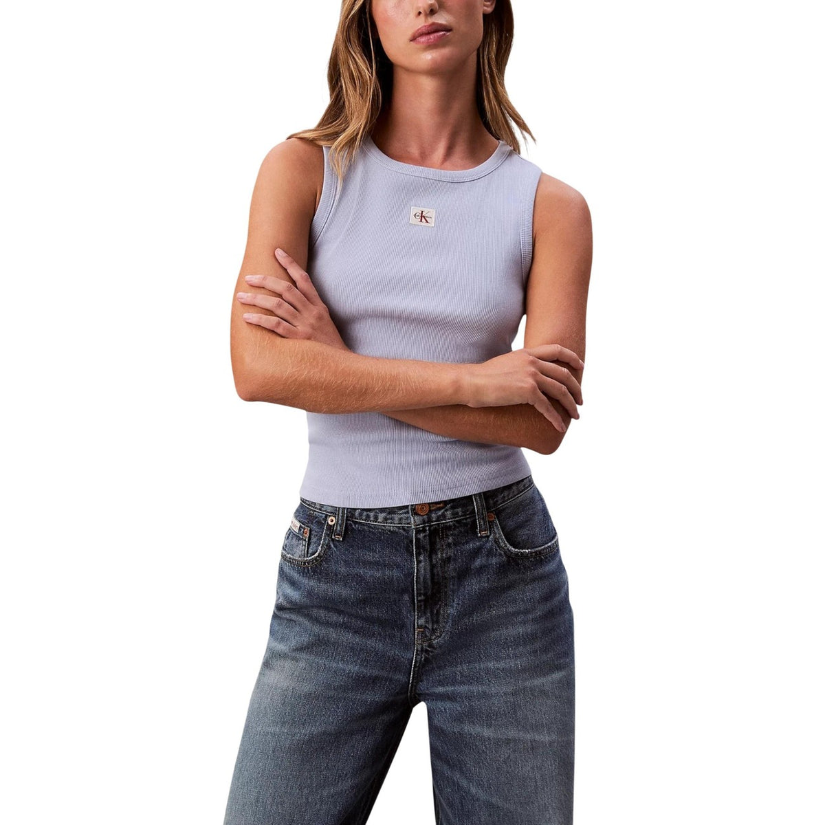 Canotta Calvin Klein Jeans donna azzurro chiaro smanicato scollo tondo - vista frontale indossata da modello