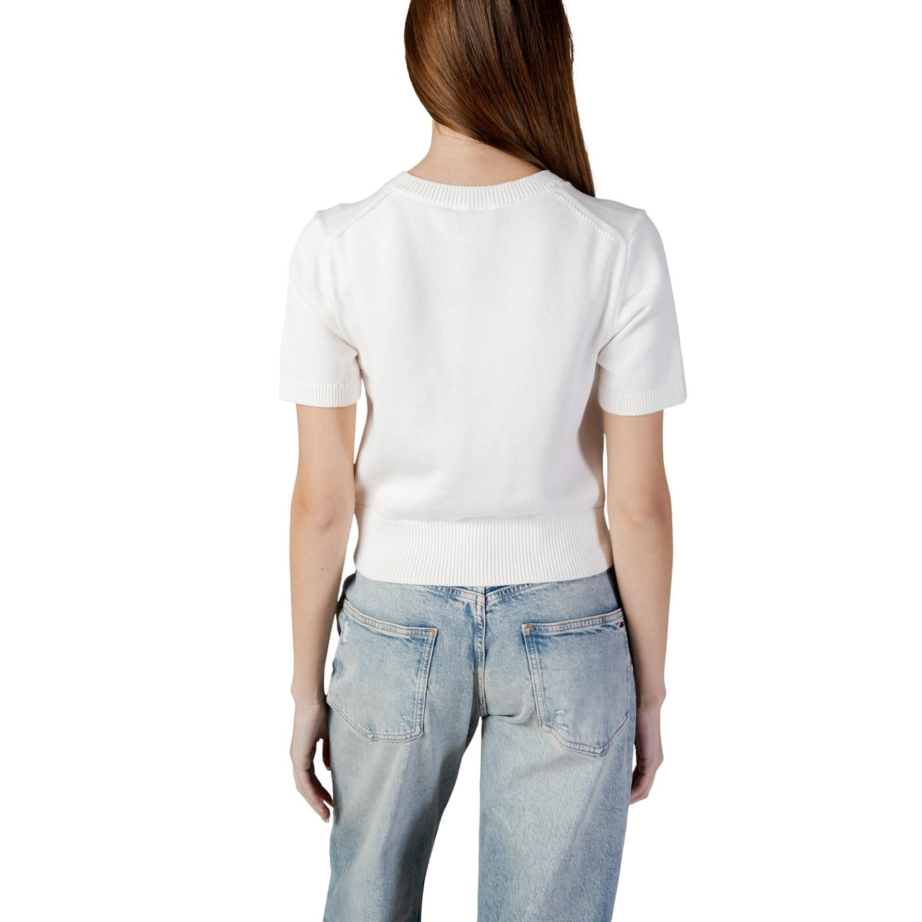 T-shirt Cropped CK Jeans; Beige. 100% Cotone premium. Logo in rilievo, girocollo, vestibilità moderna. Fresca, leggera e perfetta per look urban estivi. Posteriore