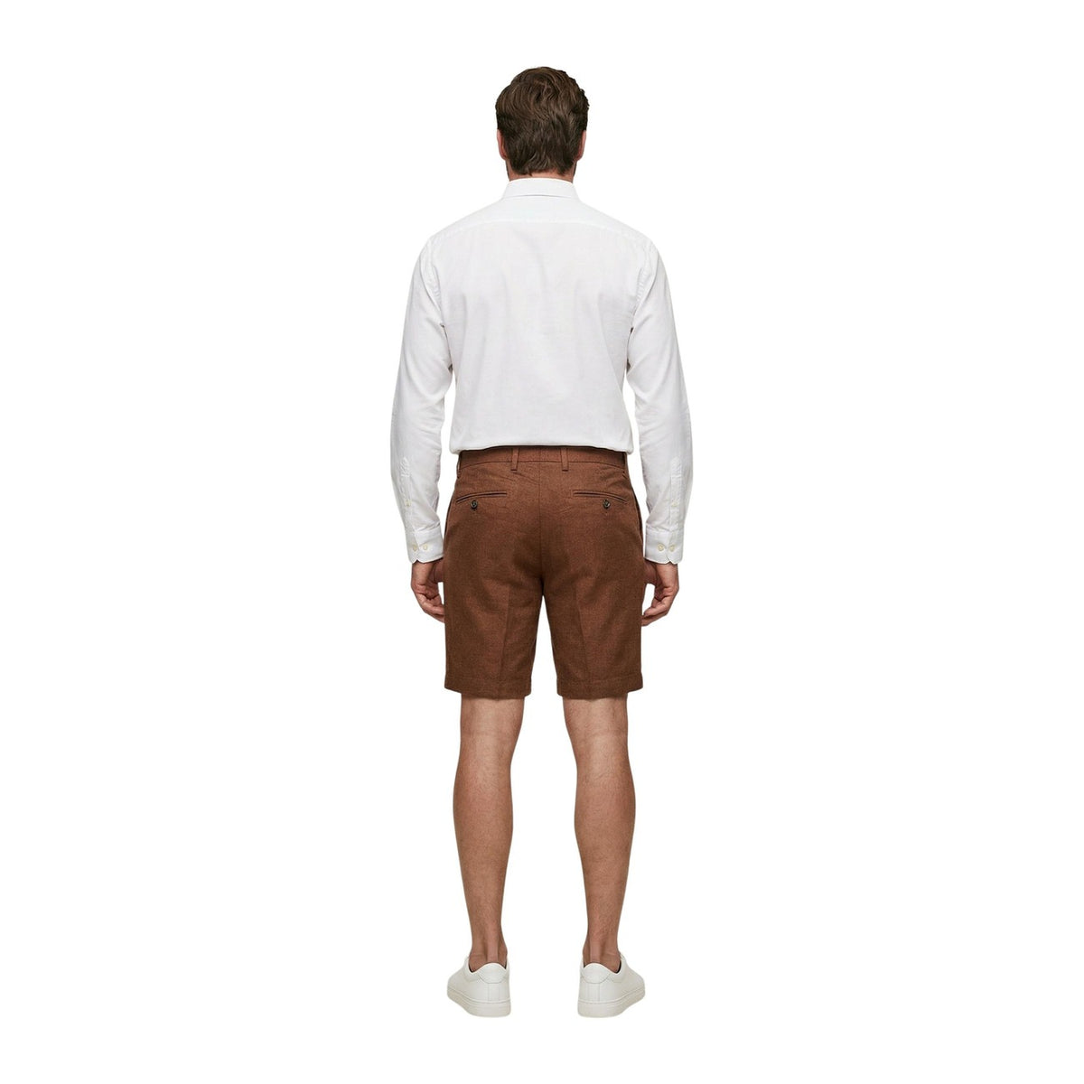 Bermuda Borghese 4SBE61; 100% lino, Regular Fit. Tasche a filo, passanti per cintura, chiusura con zip e bottone. Shorts eleganti, freschi e traspiranti, stile sartoriale per la stagione calda. Colore marrone. Vista posteriore