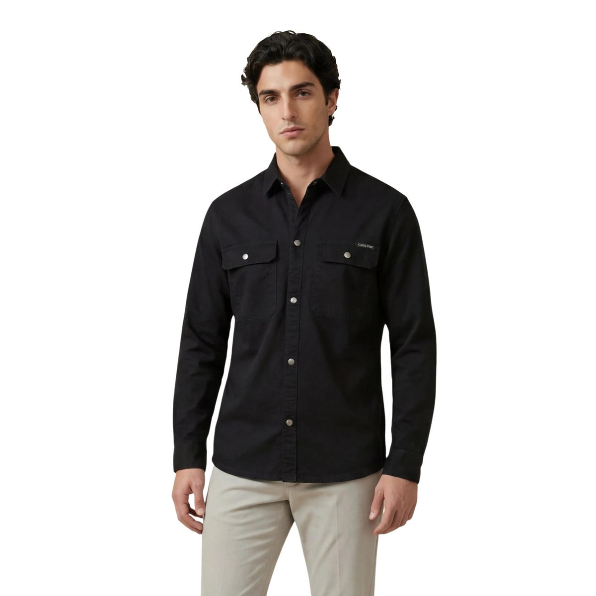 Camicia nera Calvin Klein Jeans, cotone ed elastan, tasche con patta e bottoni in metallo; camicia a maniche lunghe nera dalla vestibilità sagomata e stile premium. Vista frontale