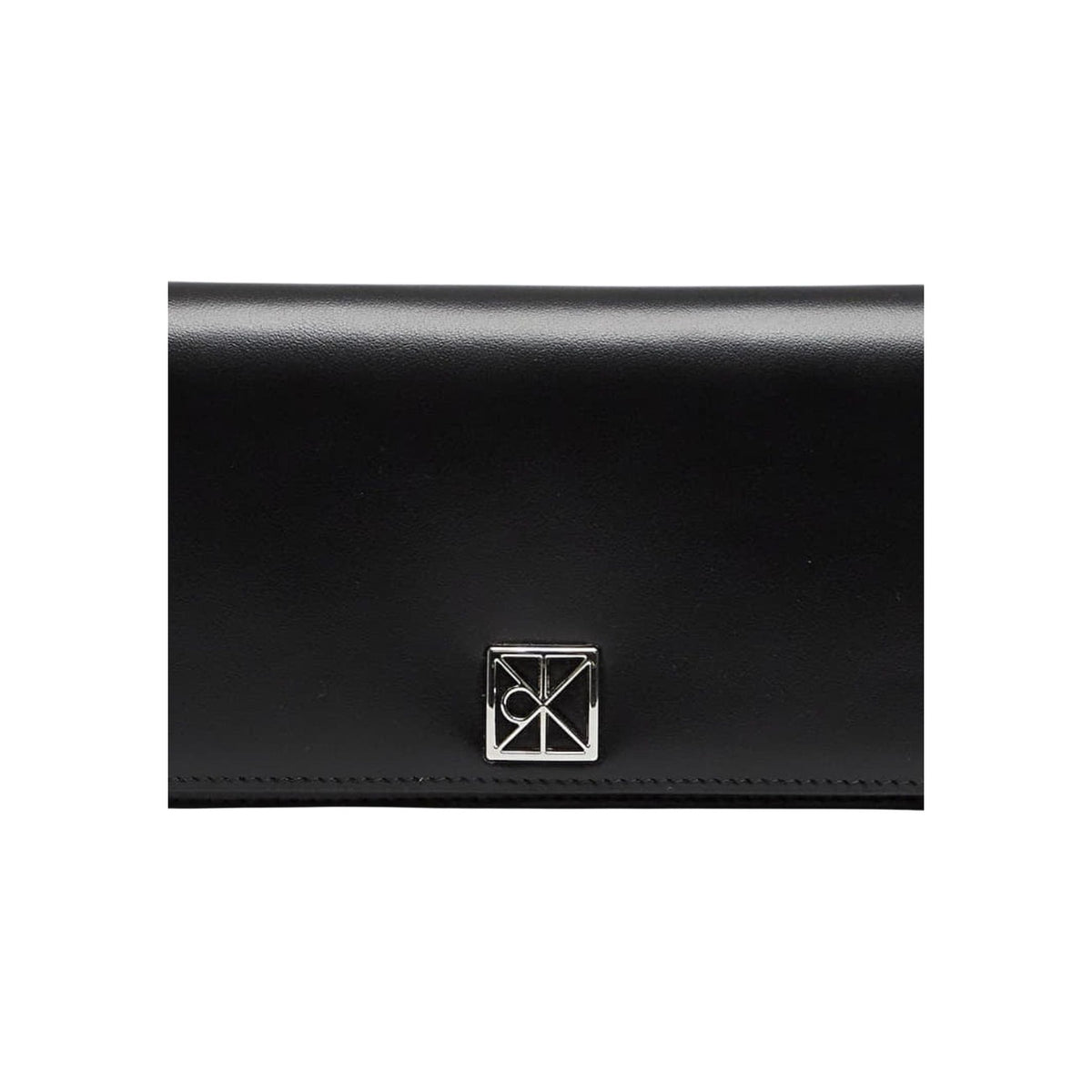 Portafoglio CK Bi-fold Monogram; pelle premium nera, slot carte multipli, chiusura con bottone automatico. L'accessorio essenziale che unisce lusso e funzionalità. Colore nero dettaglio logo
