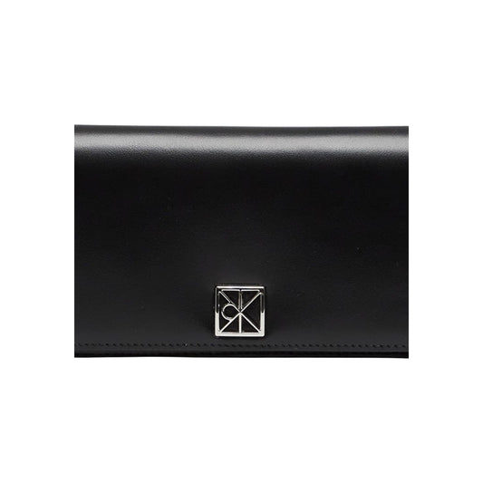 Portafoglio CK Bi-fold Monogram; pelle premium nera, slot carte multipli, chiusura con bottone automatico. L'accessorio essenziale che unisce lusso e funzionalità. Colore nero dettaglio logo
