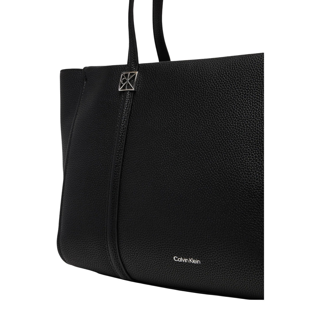 Borsa Tote Calvin Klein Emblem; 100% Poliuretano martellato. Chiusura con zip, doppi manici lunghi, dettagli dorati. Misure 48x25x15 cm. Borsa capiente 4 stagioni, stile casual-business. Dettaglio logo