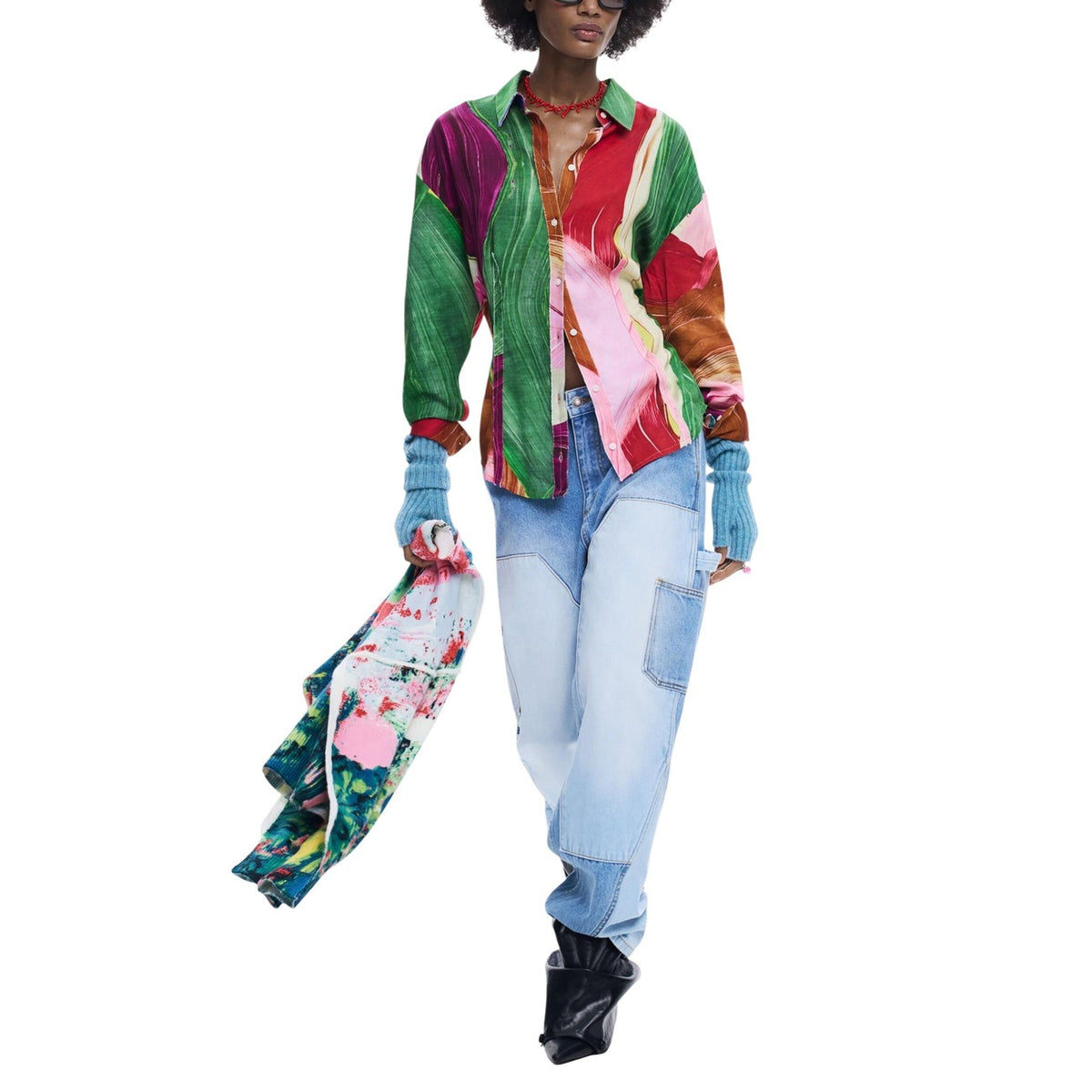 Camicia Desigual donna verde colorata con bottoni maniche lunghe - vista frontale indossata da modello