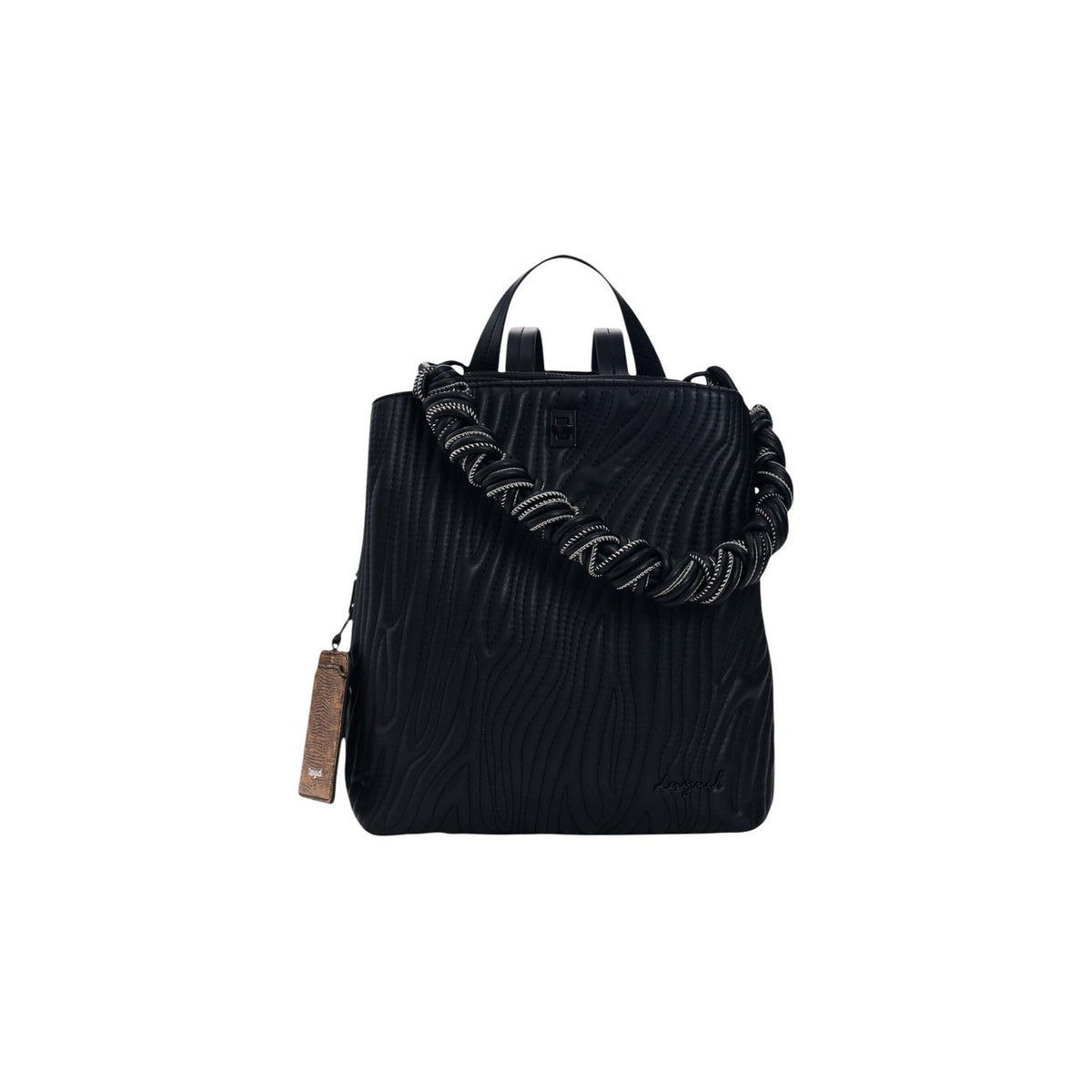 Zainetto SS26 Strutturato; tessuto riciclato, manico intrecciato, chiusura zip. Tasca posteriore, charm portacarte, design compatto e sostenibile. Stile urban-chic barcellonese