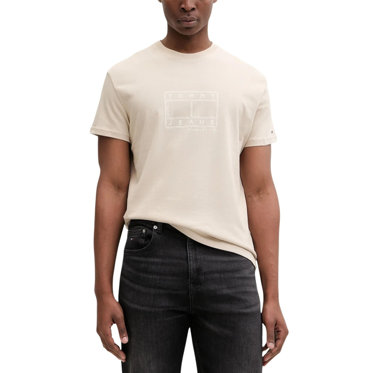 Tommy Hilfiger T-shirt beige Logo a Timbro; maglietta girocollo uomo in cotone morbido, stampa grafica circolare Tommy Jeans e dettagli iconici, perfetta per outfit quotidiani dinamici. Vista frontale