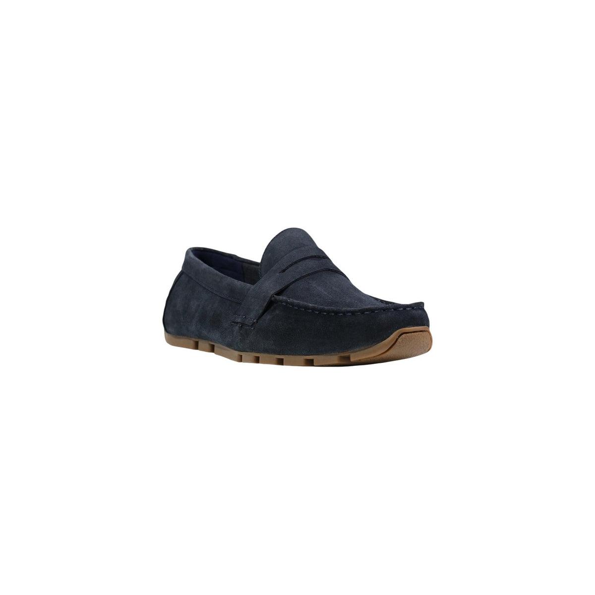 Clarks Corsley Bar Uomo; 100% suede, cuciture artigianali, suola flessibile. Scarpa bassa con fascetta, leggera e traspirante, qualità Clarks garantita. Vista frontale