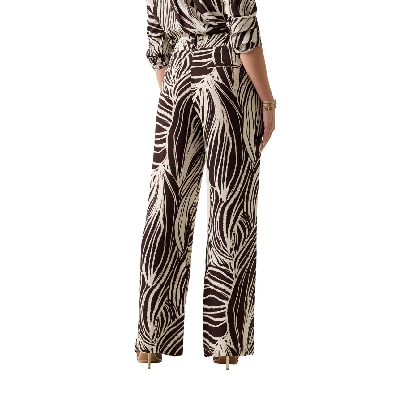 Pantaloni Guess Viscosa; gamba ampia, vestibilità rilassata, stampa all-over, vita elasticizzata. Eleganza e comfort firmati Guess. Vista posteriore