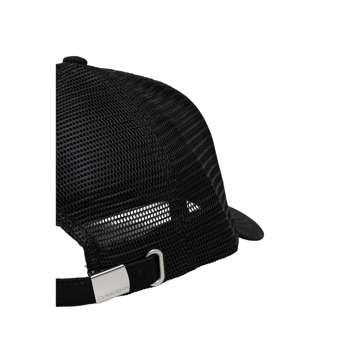 Cappello Trucker Calvin Klein; Nero. Frontale 100% cotone con patch logo, retro in rete, chiusura regolabile con fibbia in metallo. Lo stile minimalista e sportivo per i tuoi look quotidiani. Vista rete posteriore