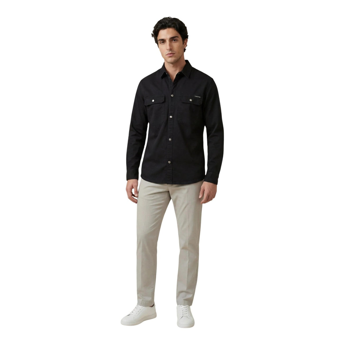 Camicia nera Calvin Klein Jeans, cotone ed elastan, tasche con patta e bottoni in metallo; camicia a maniche lunghe nera dalla vestibilità sagomata e stile premium. Vista frontale Figura intera
