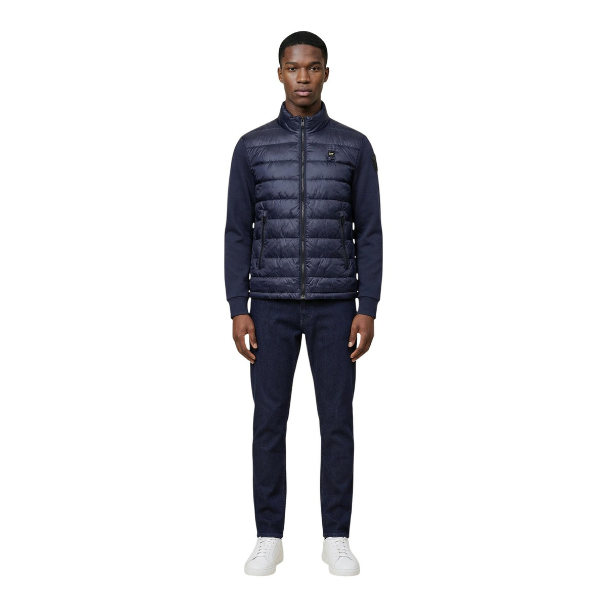 trapuntatura orizzontale sul davanti e sulle maniche, una chiusura frontale full zip e due pratiche tasche laterali con zip. Vista frontale figura intera
