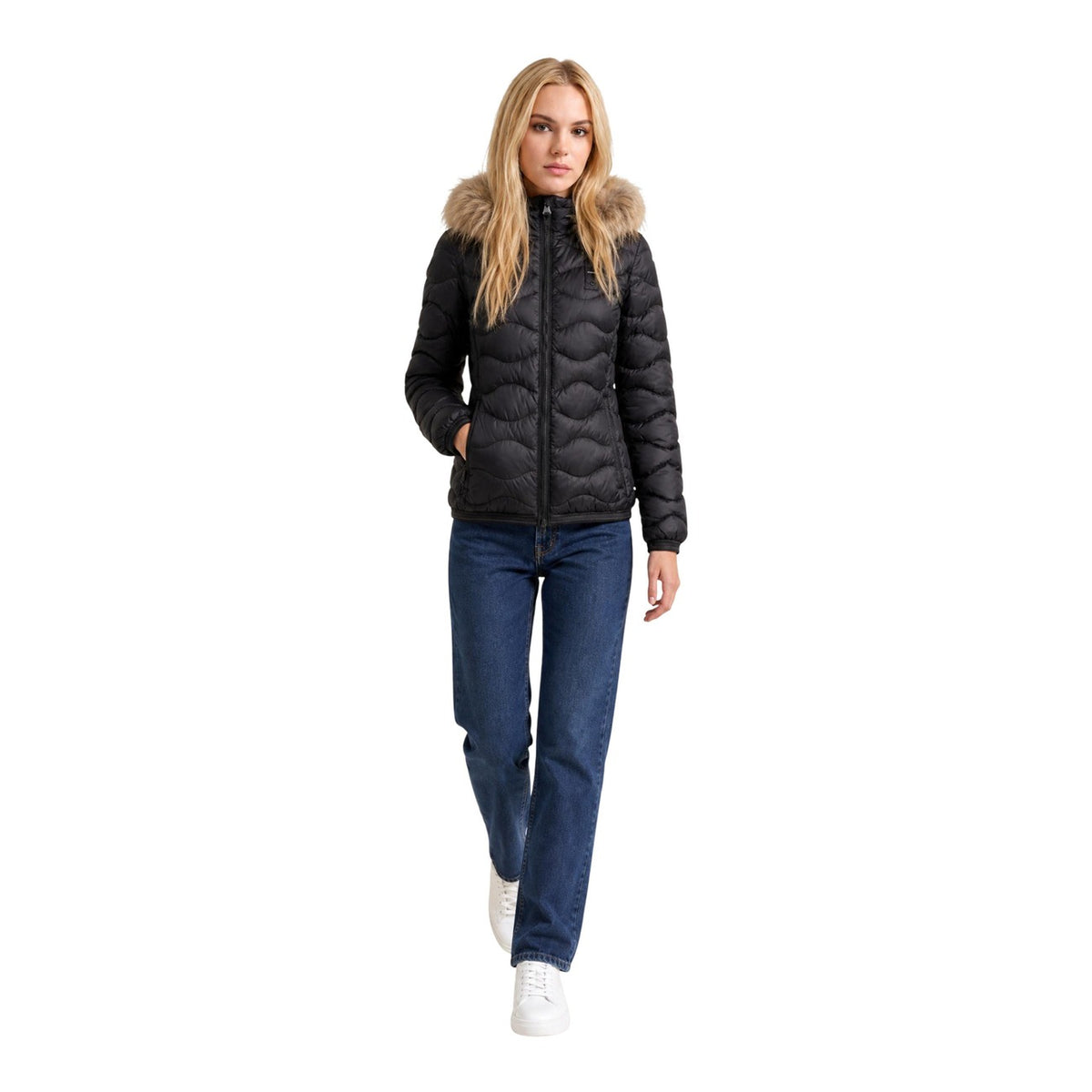 Piumino donna Blauer nero ecopelliccia Aldie 26WBLDC03034. Giubbotto corto da donna nero slim fit trapuntato a onde con cappuccio in pelliccia sintetica, zip doppio cursore e logo Blauer sulla manica, giacca invernale calda casual chic.