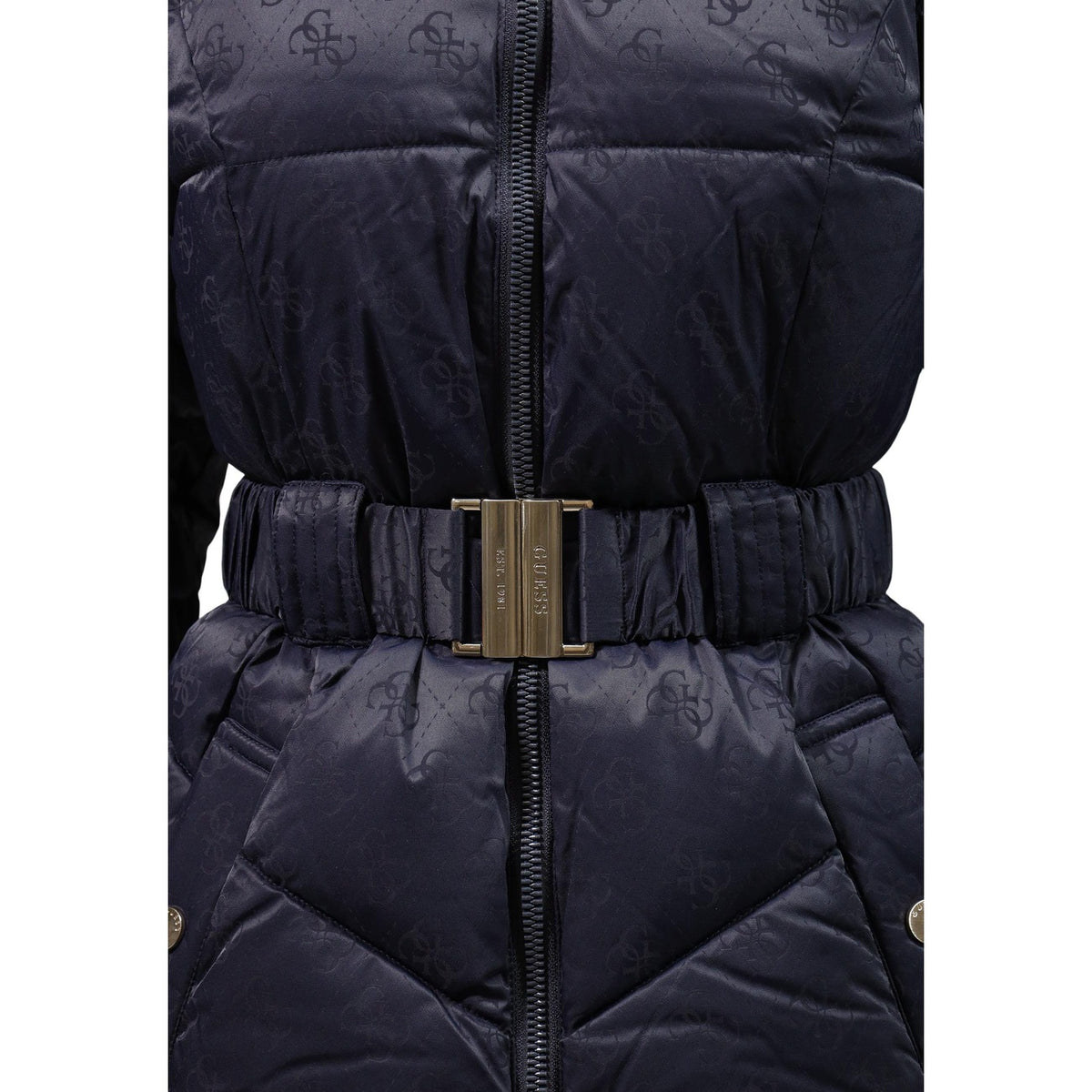 Piumino Guess donna New Imma Logo W6BL50 W4144. Giambotto lungo/midi imbottito sfiancato con cintura, trama logata all-over tono su tono, cappuccio e chiusura con cerniera, collezione autunno inverno.