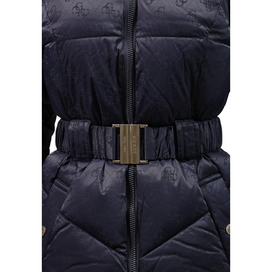 Piumino Guess donna New Imma Logo W6BL50 W4144. Giambotto lungo/midi imbottito sfiancato con cintura, trama logata all-over tono su tono, cappuccio e chiusura con cerniera, collezione autunno inverno.