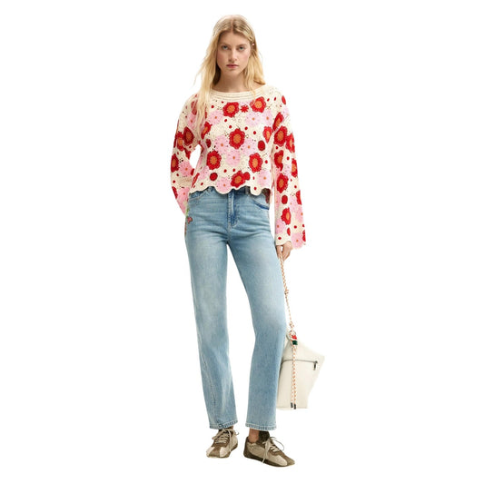 Maglione Crochet Fiori PE26; lavorazione all'uncinetto, maniche svasate, orlo a onde, vestibilità corta. Il capo boho-chic perfetto per la primavera-estate. Vista frontale figura intera