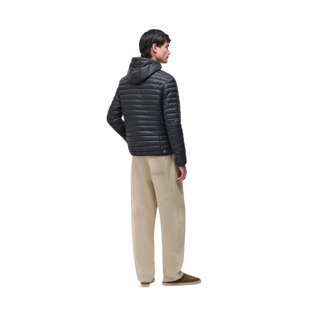 Piumino uomo Colmar Originals nero 100 grammi 1245 8VX. Giacca leggera da uomo nera in tessuto opaco idrorepellente con interno a contrasto, cappuccio fisso, bottone al collo, zip doppio cursore e bordo elastico logato, giubbotto primaverile casual sportivo.
