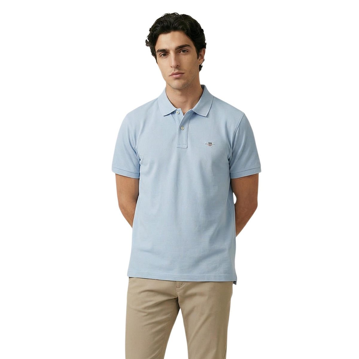 Polo GANT Shield; 97% cotone piqué, 3% elastam, colletto classico, logo ricamato. Stile versatile, elegante e confortevole. Colore azzurro. Vista frontale