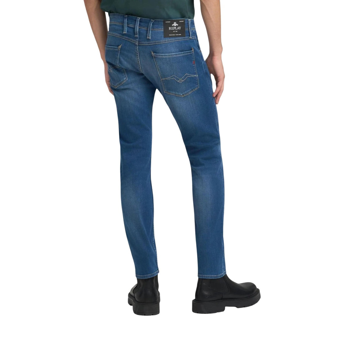Jeans Replay M914 Anbass Slim; 90% cotone, 8% poliestere, 2% elastam. 5 tasche, stretch performante, chiusura con zip. Denim maschile resistente e flessibile, fit moderno e confortevole. Vista posteriore