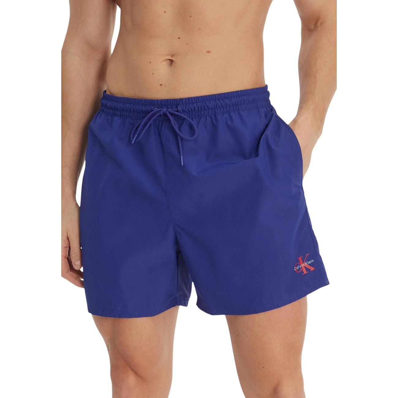 Boxer mare Calvin Klein CK Monogram; 100% poliestere impermeabile, vita elastica con coulisse, tasche multiuso, slip interno in rete. Stile iconico ispirato agli archivi. Colore blu