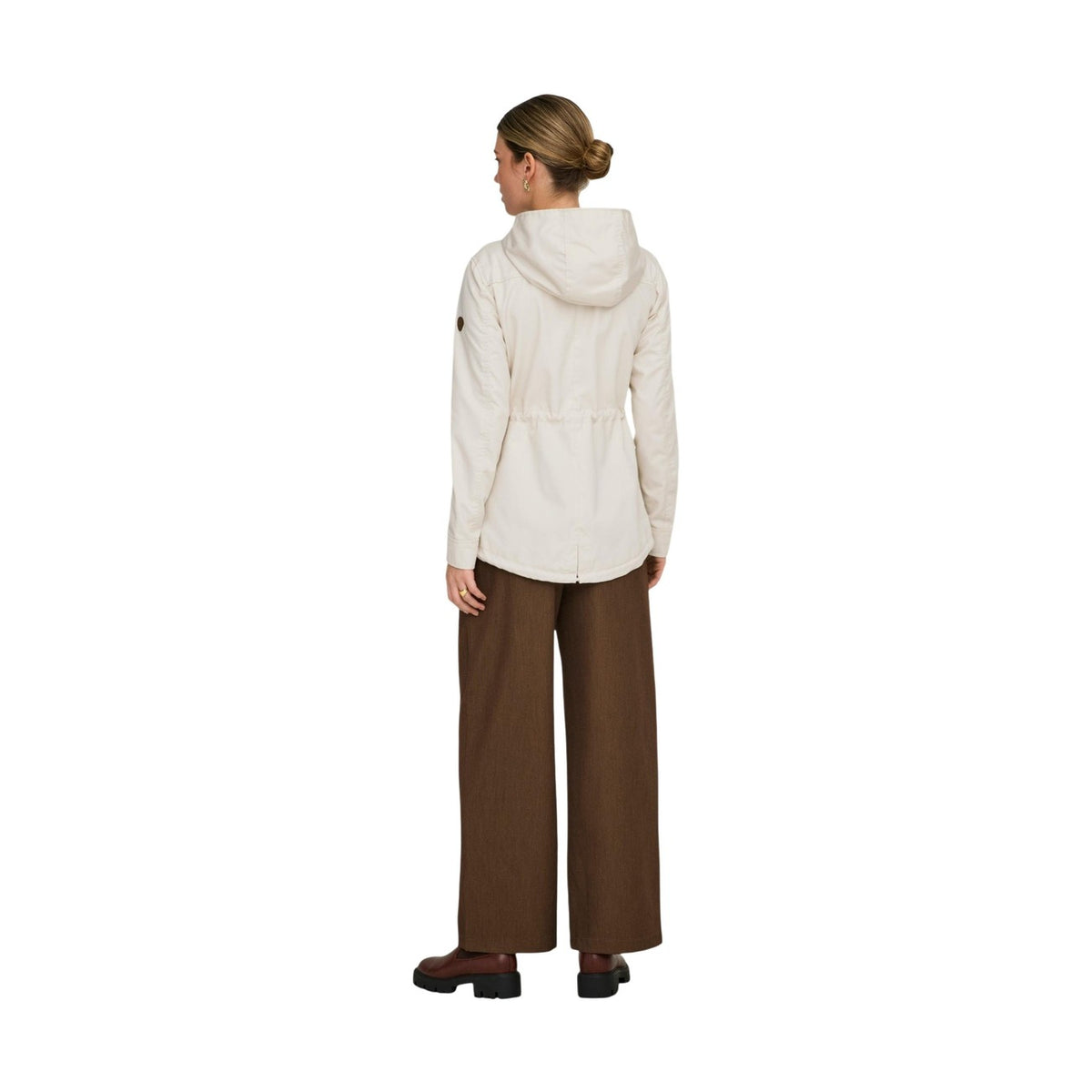 parka beige chiaro da donna Only Onllorca Life Canvas Cc Otw. Realizzato con una composizione eco-sostenibile di 80% poliestere riciclato e 20% cotone, pratico cappuccio, chiusura frontale con zip coperta da patta e bottoni a pressione, tasche laterali con patta e una tasca con zip sul petto. Vista posteriore